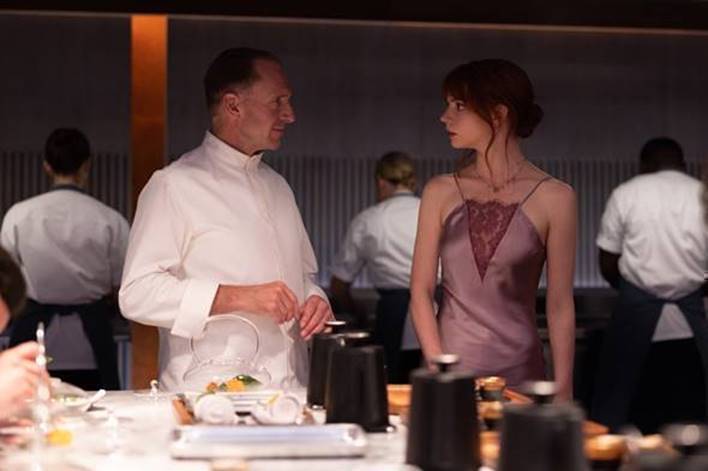 Searchlight Pictures reveló el primer tráiler de El Menú   La película protagonizada por Ralph Fiennes y Anya Taylor-Joy Estrena en cines el 17 de noviembr